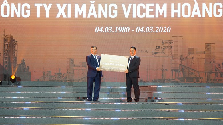 Ông Lê Xuân Khôi - Tổng giám đốc Vicem Hoàng Thạch trao 9 tỷ đồng xây dựng trường học trên địa bàn tỉnh.