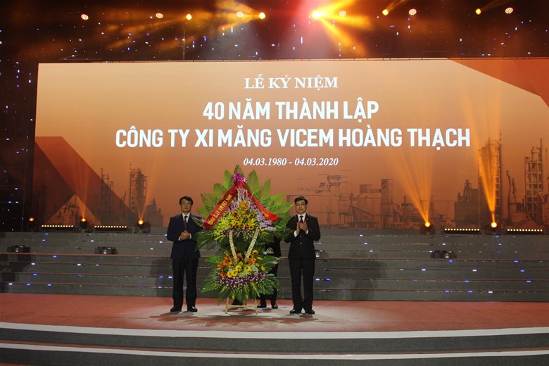 Chủ tịch Vicem Bùi Hồng Minh tặng hoa và chúc mừng Xi măng Hoàng Thạch