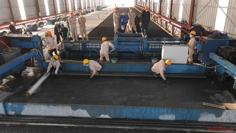 Đổ bê tông UHPC trên mặt cầu Thăng Long