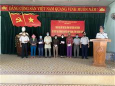 Hải đoàn 21/BTL Vùng Cảnh sát biển 2, thăm tặng quà các gia đình ngư dân bị thiệt hại do giông lốc.