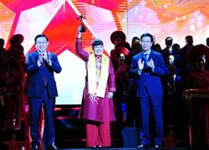 CEO Phuc Khang Corporation Lưu Thị Thanh Mẫu được vinh danh TOP 10 doanh nhân trẻ xuất sắc nhất  giải thưởng Sao Đỏ