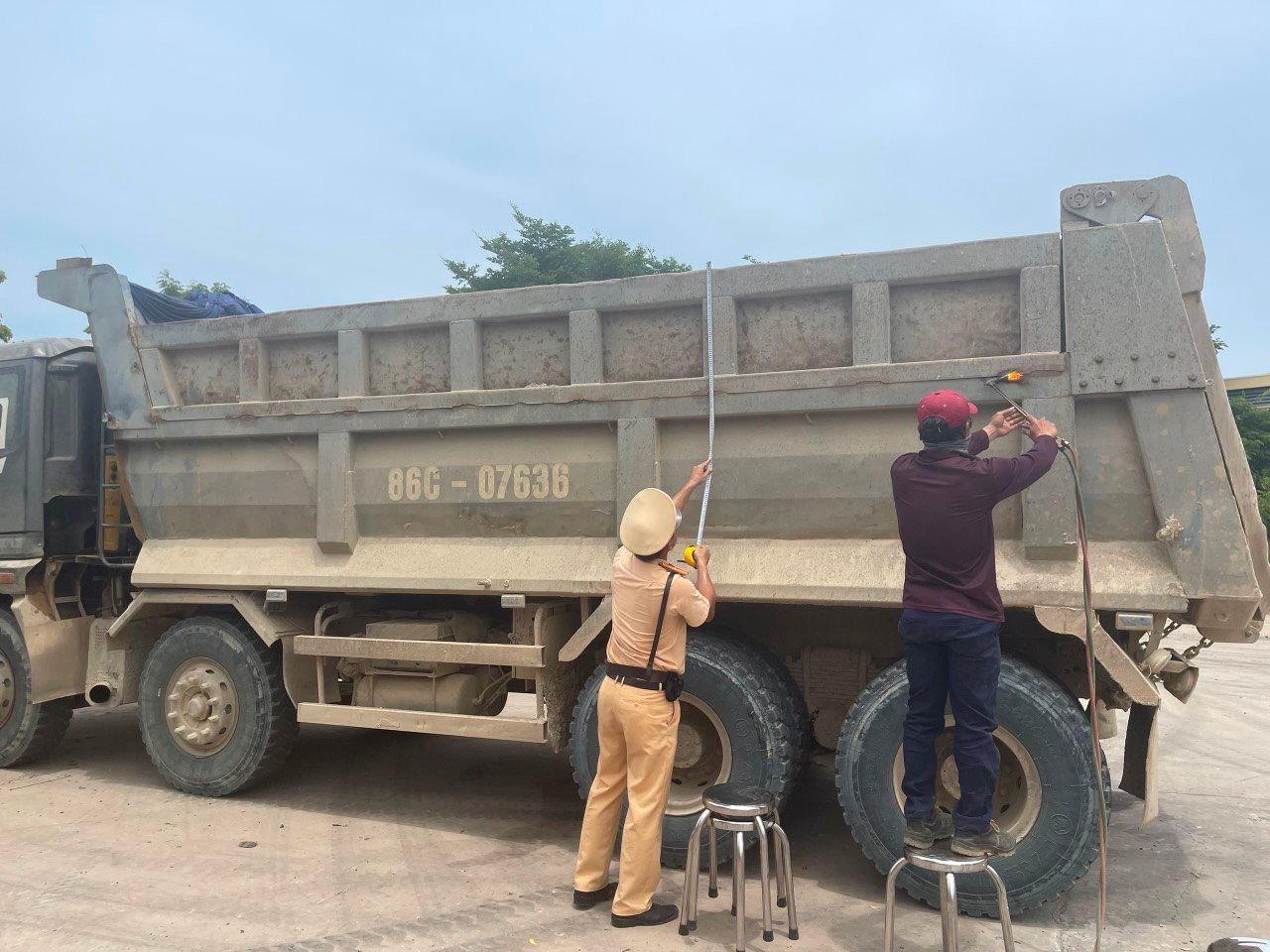 Bình Thuận: Buộc hạ đúng tải với những xe vi phạm lỗi tự ý cải tạo phương tiện